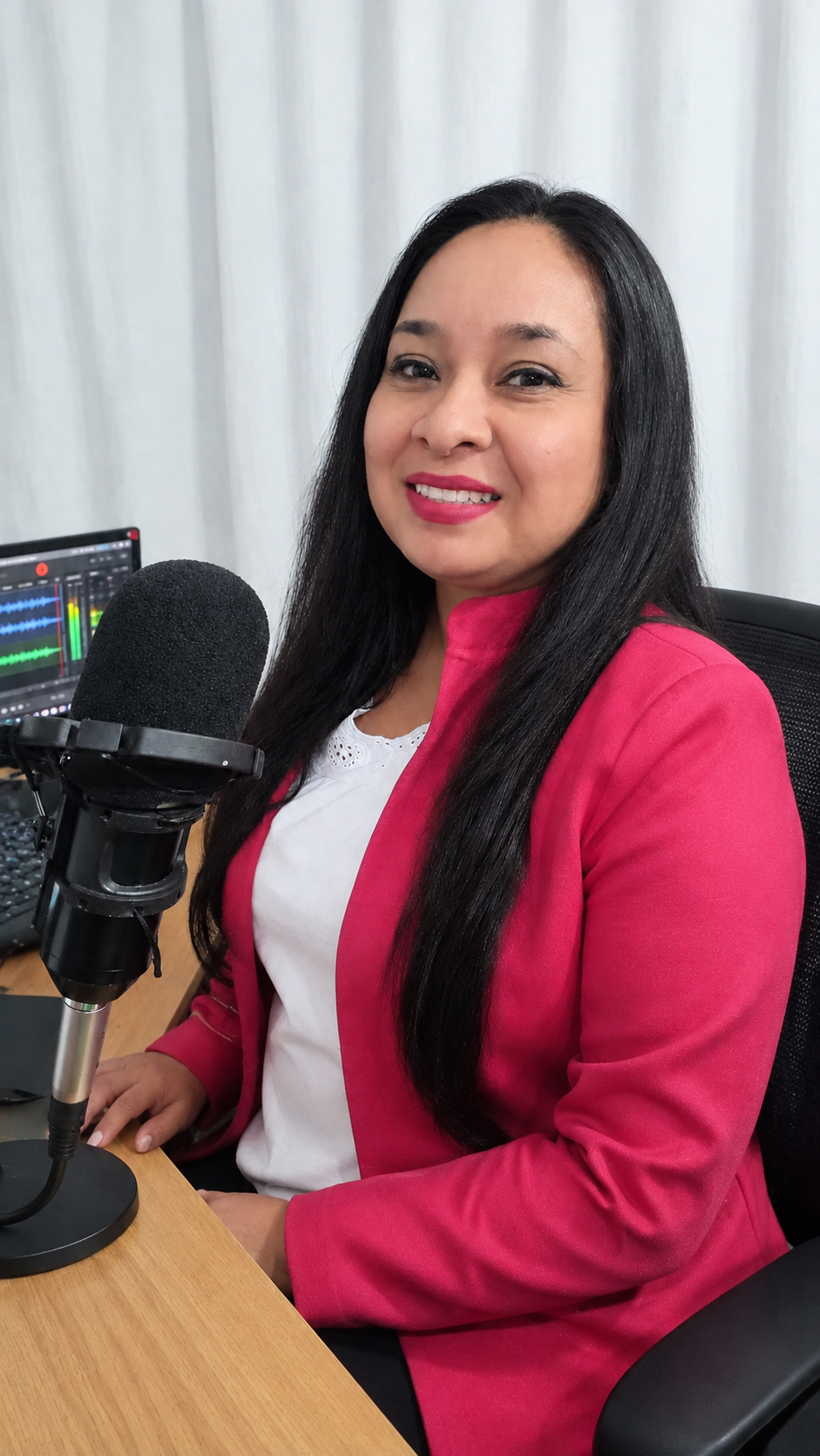Nohemí López Abarca frente a un micrófono de podcast